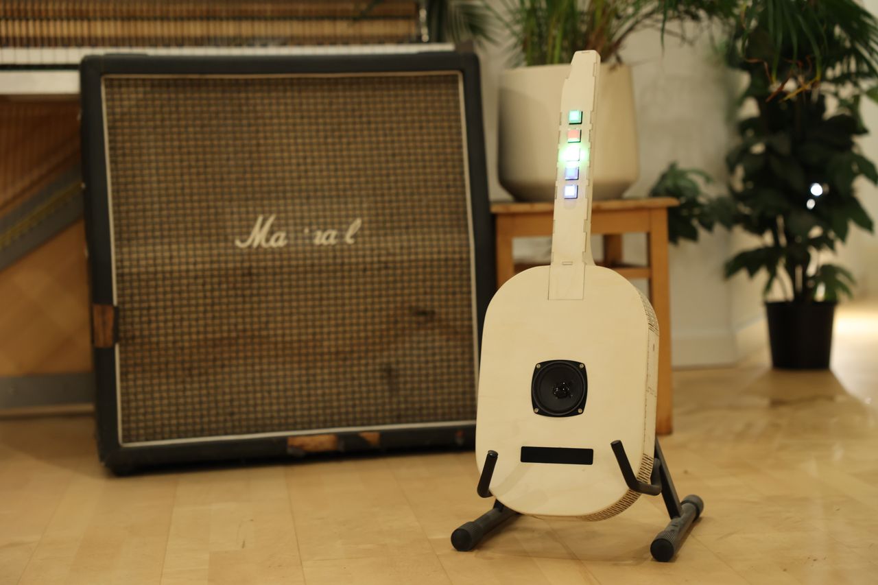 Ein Prototyp einer digitalen Gitarre aus Holz.